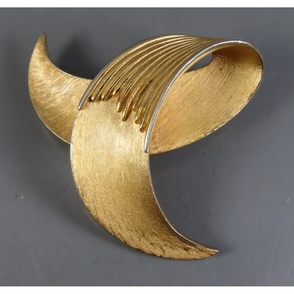 Vintage CROWN TRIFARI Brushed Gold Tone Brooch Pin SWIRL LOOP CURL RIBBON CURLY